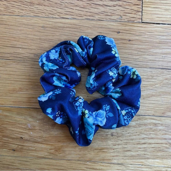 4/$25 Justice Scrunchies 4 Pack Floral - Picture 4 of 6